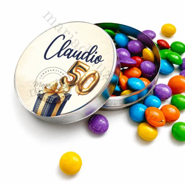 Lembrancinha 50 anos Masculino Azul Marinho, na latinha com balinhas, personalizada com presente em tons de azul marinho e tons dourado.
