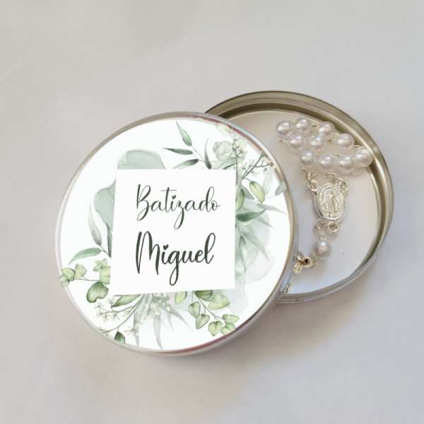Lembrança de Batizado Menino na latinha com mini tercinho, nome da criança e personalizada com folhas de eucalipto e tons de verde. Decoração