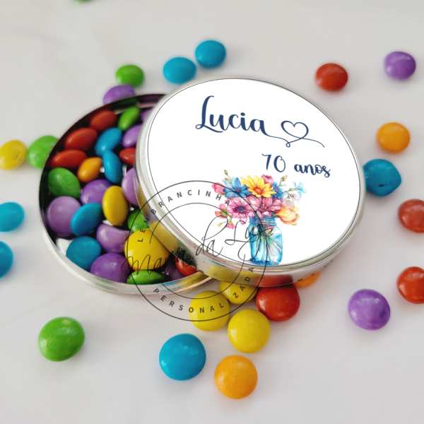 Lembrança de Aniversário 70 anos Feminino ma latinha personalizada com balinhas, tons de azul e flores no vaso. Decoração
