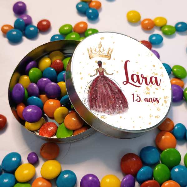 Lembrancinha Aniversário 15 anos, latinha personalizada com balinhas, tons de vinho e dourado. Decoração