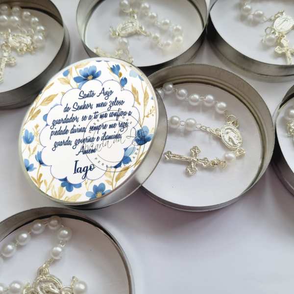 Lembrancinha Batizado Oração Santo Anjo Latinha com Mini Tercinho Decoração