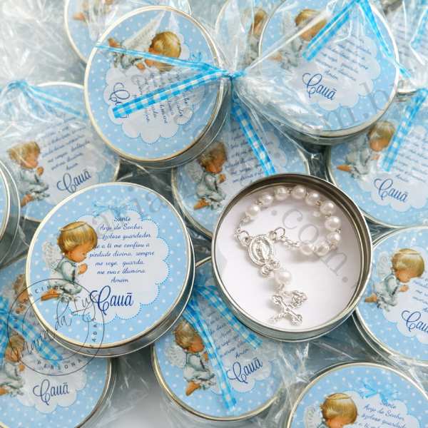 Lembrancinha Primeira Eucaristia Caixinha Personalizada personalizada com nome, na latinha com mini tercinho, tons de azul, anjinho e oração do santo anjo. Decoração