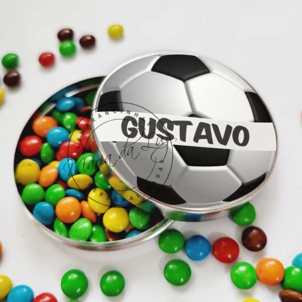 Lembrancinha Tema Futebol latinha personalizada com balinhas, cores branco e preto. Decoração