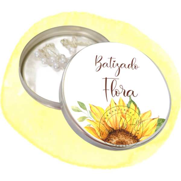Lembrancinhas de batizado na latinha para os convidados personalizada com a imagem de um girassol e nome do(a) batizando(a). Decoração