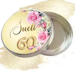 Lembrança de Aniversário 60 Anos Feminino, personalizada na latinha vazia, flores rosa na laterla da etiqueta e tons de dourado. Decoração