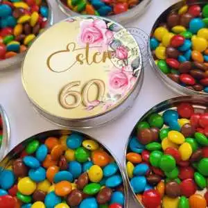 Latinha personalizada para lembrancinha festa de 60 anos com flores rosa e adereços dourado com o nome da(o) aniversariante. Decoração