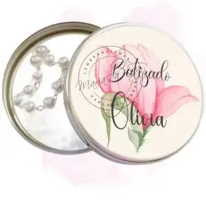 Lembrancinha de Batizado na latinha com mini tercinho personalizada, flor em tons de rosa. Decoração