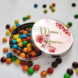 Lembrancinha de Casamento com flores Vermelhas e Dourado, personalizada com o nome dos noivos  na latinha com mini confetes coloridos. Decoração