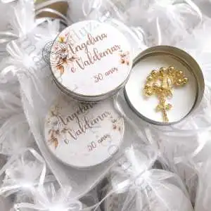 Lembrancinhas para Bodas de Ouro personalizada com o nome do casal, acompanha saquinho de organza e mini tercinho dourado. Decoração