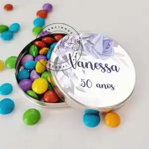 Brindes para Aniversário de 50 anos Feminino latinha personalizada com balinhas, flores em tons lilás