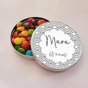 Lembrancinha 60 anos Feminino, latinha com balinhas, personalizada com imagem gráfica branco e preto.