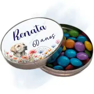 Lembrancinha Aniversário de 60 anos Feminino, latinha com balinhas achocolatadas, tons de azull flores e cachorro.