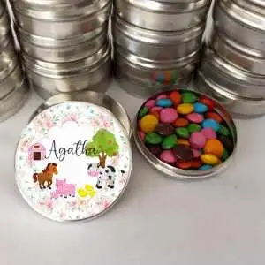 Lembrancinha Fazendinha Rosa, latinha personalizada com balinhas, animais da fazendo em tons de rosa.