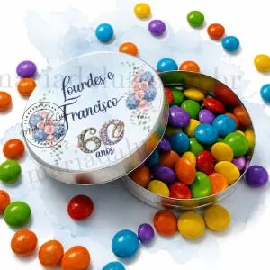 Lembrancinhas de Casamento para Bodas Diamante personalizada com o nome do casal, tons de rosa e azul e balinhas como recheio da latinha.