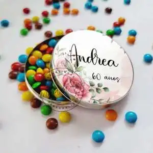 Lembrancinhas para Festa de 60 Anos Feminina, na latinha com balinhas, flores em tons de rosa.